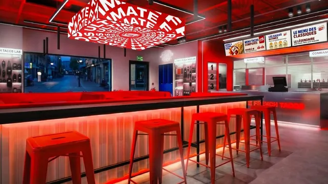 Concept store UFT : le comptoir en bar avec tabourets rouges