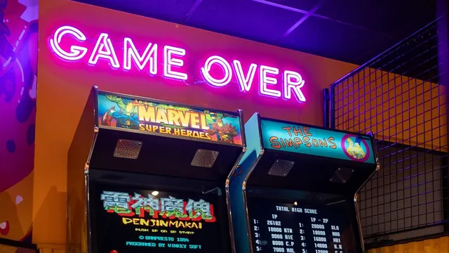 Bornes d'arcade sous le néon Game Over dans un restaurant Chick & Cheez