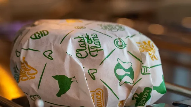 Burger emballé dans le papier aux couleurs Chick & Cheez